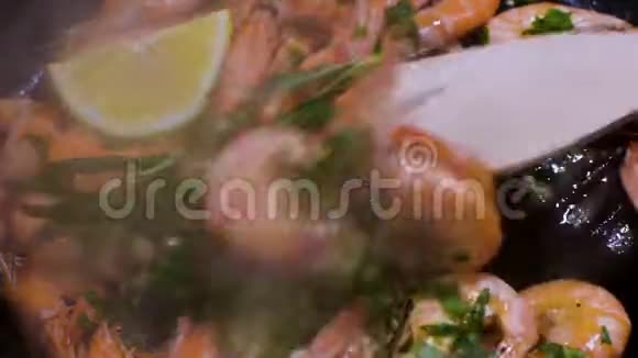 用香草和柠檬做的虾仁在平底锅里煎视频的预览图