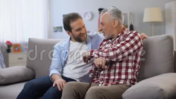 快乐的成年男性分享回忆父子开玩笑玩得开心视频的预览图