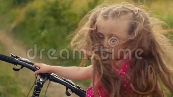 长发女孩骑自行车视频的预览图