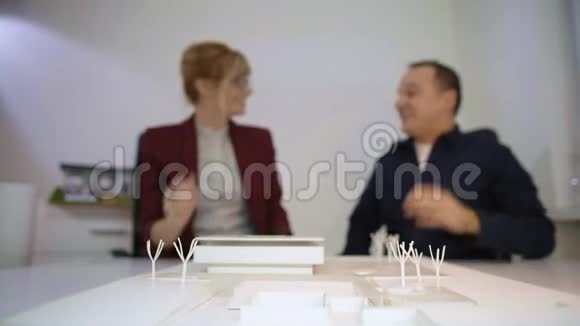 两位建筑师在一间模范房子A的后面高五视频的预览图