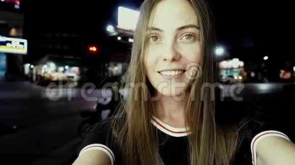 长头发的女人在夜街自拍视频的预览图