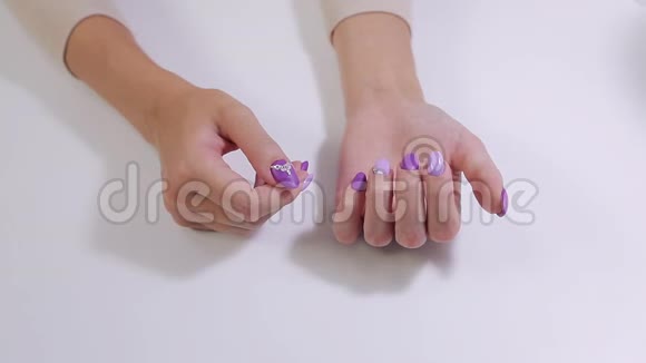 一家美容店的顾客的手上面有指甲油完成的结果视频的预览图