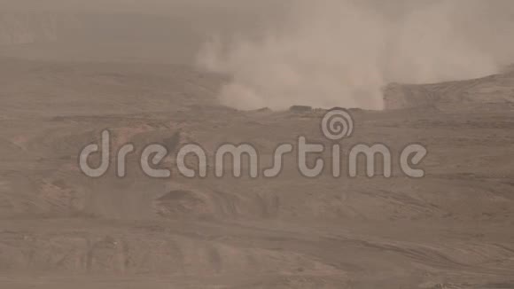 一辆军车穿过沙漠平原尘土飞扬视频的预览图