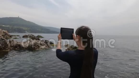 亚洲游客女孩在土耳其拍摄岛屿岩石和海洋的照片视频的预览图