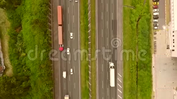 卡车驾驶在森林沥青道路上行驶空中镜头俯视公路卡车交通视频的预览图