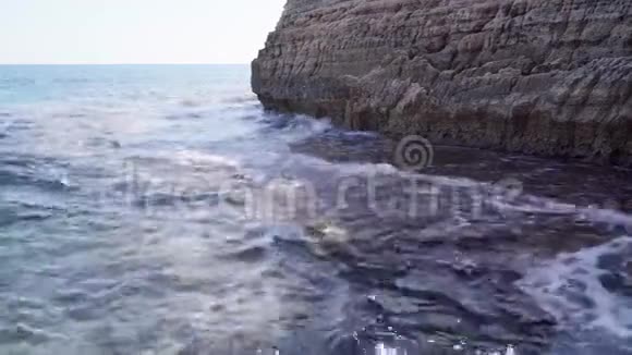海浪拍打着地中海海岸视频的预览图