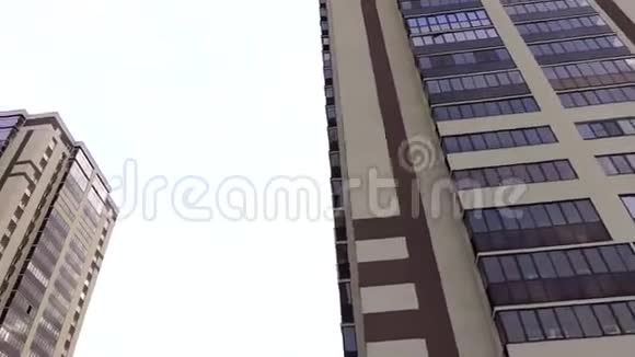 阴天的大型建筑视频的预览图