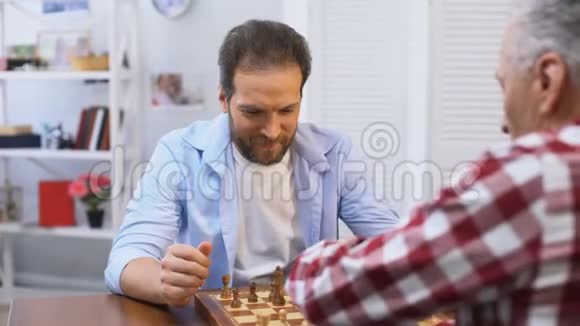 成年男子下棋父子比赛爱好和休闲活动视频的预览图