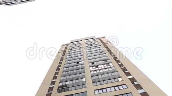 阴天的大型建筑视频的预览图