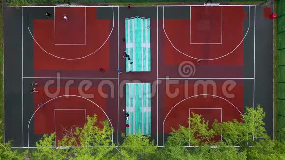 孩子们在greenesh操场篮球场打篮球自上而下的无人机视频视频的预览图
