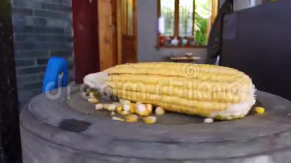 在中国市场上生产玉米棒视频的预览图