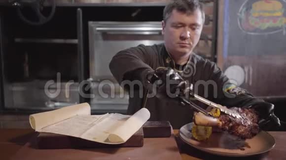 厨师戴着黑色橡胶手套端着一道铺在薄面包上的菜骨头上有一片烤肉视频的预览图