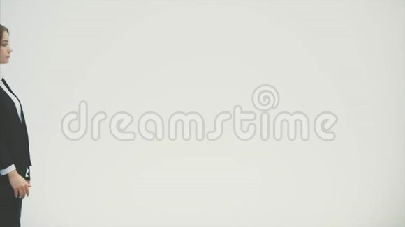 商业和广告主题一个漂亮的年轻女孩穿着一件黑色夹克和一件白色衬衫脸干净英俊视频的预览图