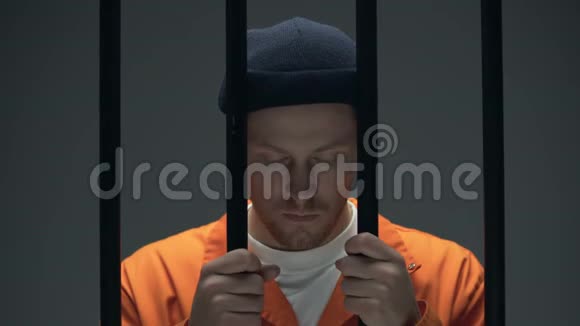 绝望中的男囚用双手闭上脸祈祷感到内疚视频的预览图