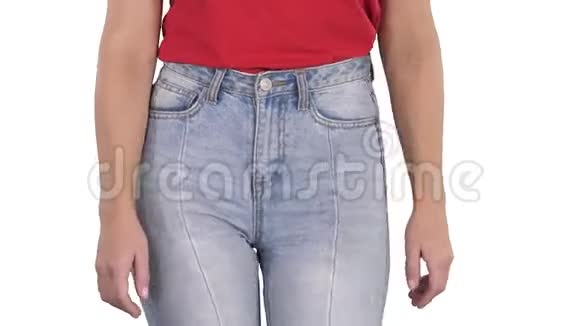 休闲女性穿着高牛仔裤和白色背景上的红色t恤走路视频的预览图