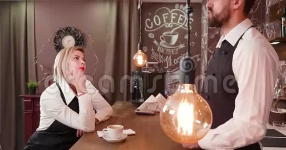 一家小咖啡店的工人在等顾客视频的预览图