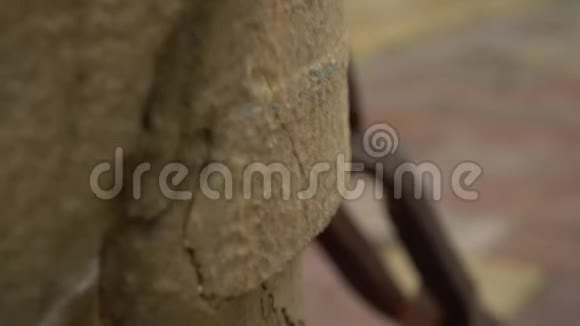 古代木制柱子上的大型金属链视频的预览图