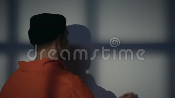 被监禁的男性在牢房墙上写着家想家希望自由视频的预览图