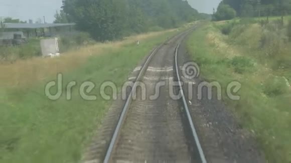 高速列车在铁路上运行视频的预览图