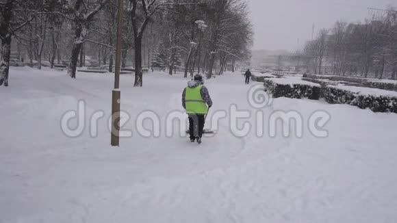 看门人清除城市里的雪暴风雪雪堆慢动作视频的预览图