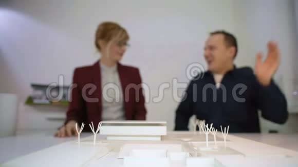 两位建筑师在一间模范房子A的后面高五视频的预览图