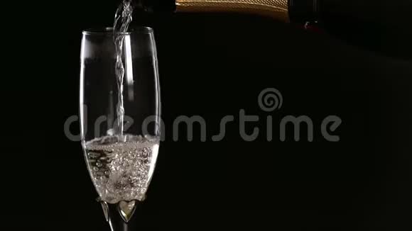慢慢地倒上一杯香槟视频的预览图