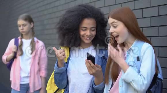 残酷的青少年用智能手机欺负女同学网络虐待冲突视频的预览图