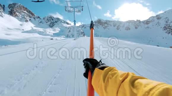 滑雪板或滑雪骑手拖曳电梯视频的预览图