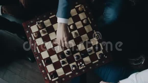 他们玩的棋盘的俯视图伟大的游戏视频的预览图