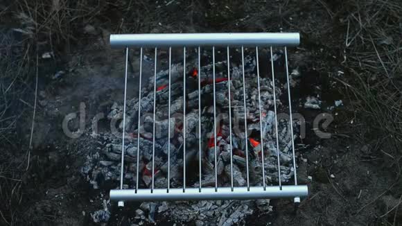 在森林里的烤架上准备新鲜香肠上景视频的预览图