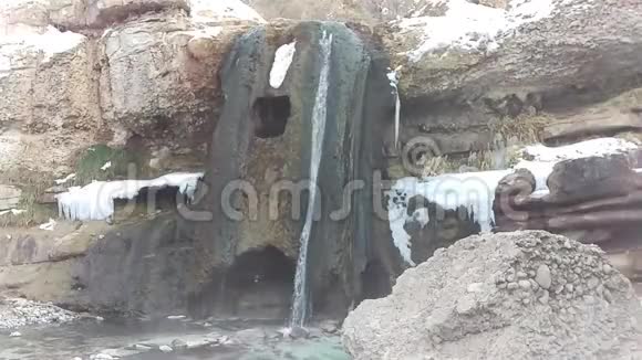 冬季蒸热瀑布视频的预览图