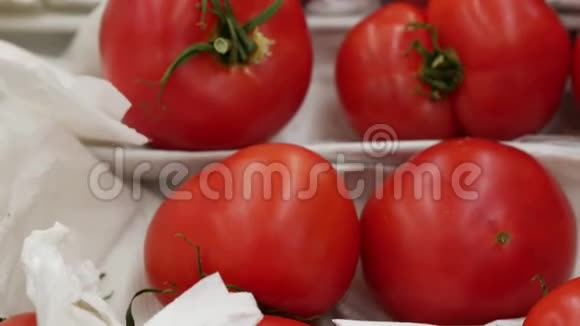 新鲜的西红柿在超市蔬菜区的纸盒里视频的预览图