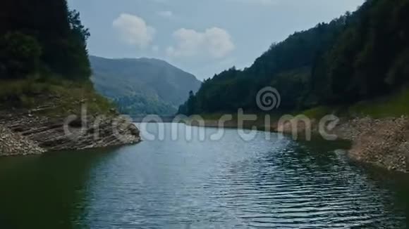 高质量的电影4k12位镜头瑞士阿尔卑斯山脉的水坝和水库湖泊空中无人机镜头视频的预览图