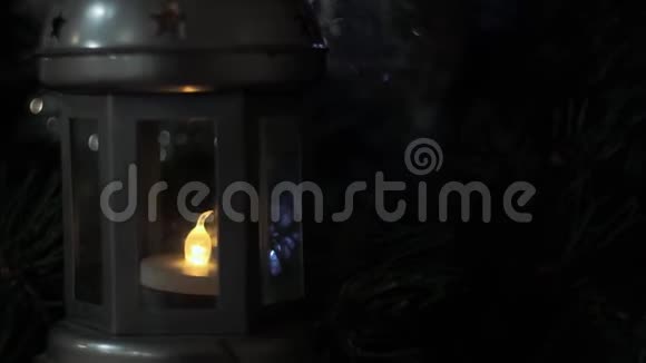特写镜头带有图案的古色古香的金属灯笼用蜡烛点燃的灯光视频的预览图