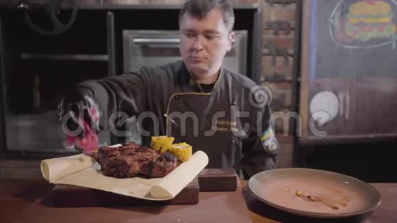 专业厨师在黑锅手套上提供皮塔烤肉烤玉米片生姜和添加视频的预览图