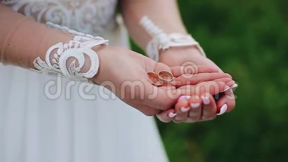 女孩手里拿着两枚结婚戒指视频的预览图