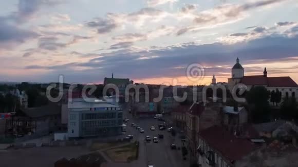 4景观城市天际线的空中延时超移在利沃夫观赏日落的阳光视频的预览图
