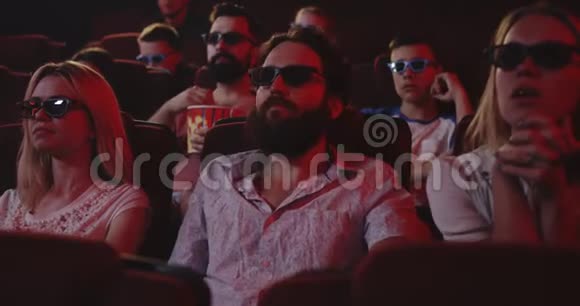 在电影院里用手机说话的男人视频的预览图