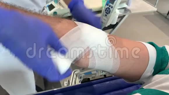 一名护士将右手绑在献血者身上视频的预览图