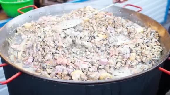 烤盘的布鲁塞尔户外海鲜烧烤野餐健康食品贝壳里的贻贝大量的贻贝壳在大范围内烹饪视频的预览图