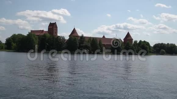 在温暖的夏日乘坐游艇航行于立陶宛历史悠久的特拉凯城堡加尔维斯湖夏季活动视频的预览图