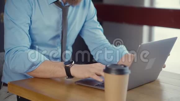 年轻的商人正在办公室里用键盘打字拿着咖啡视频的预览图