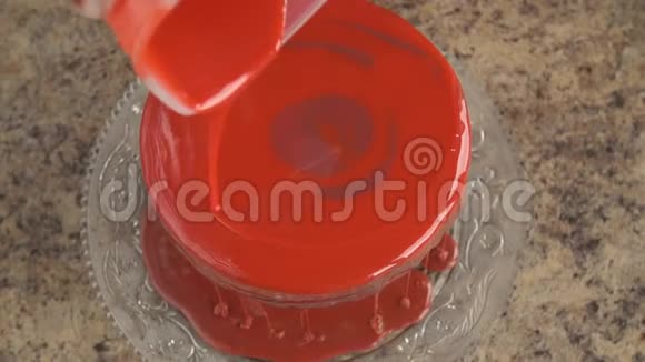 在蛋糕上涂上红色的糖霜视频的预览图