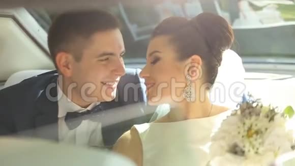 新婚快乐在豪华轿车里享受欢乐视频的预览图