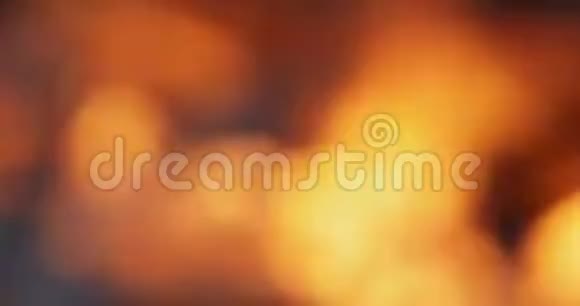 在布拉齐尔燃烧着模糊的木柴燃烧的火焰特写视频的预览图