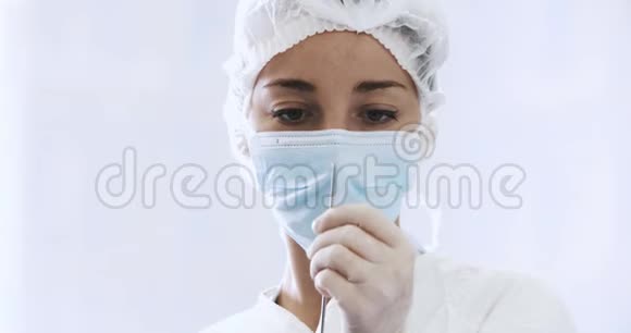 面具医学外科保健理念的护士画像拍摄于红色4k10位彩色空间视频的预览图