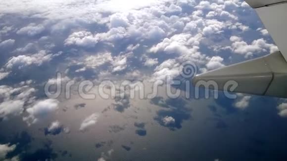 从飞机上看到云层和日落视频的预览图
