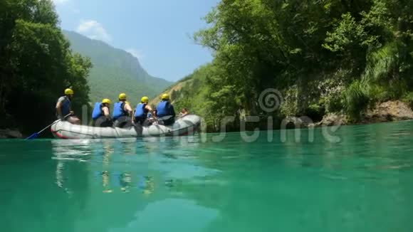 在极端急流前漂流时一群游客乘坐一艘沿着塔拉山河航行的船娱乐视频的预览图