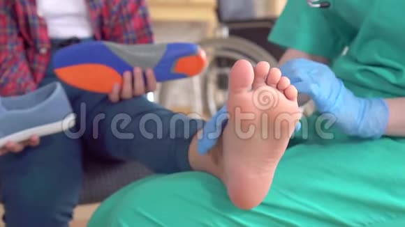 医生揉捏一个患有骨科疾病的少女的脚视频的预览图