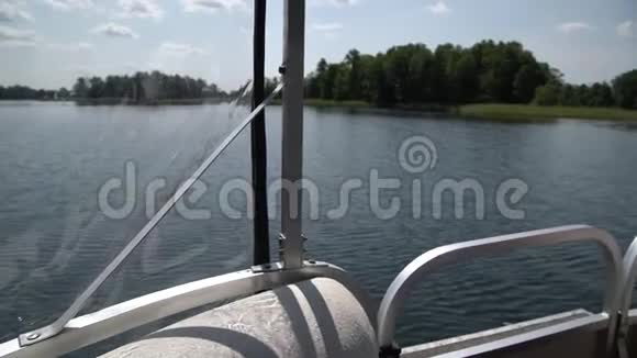 在温暖阳光明媚的夏日游艇在水面上航行与帆船在淡水中度假视频的预览图